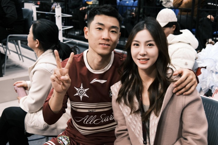 很搭!高诗岩妻子晒多张美照:打卡全明星 吉林下次见