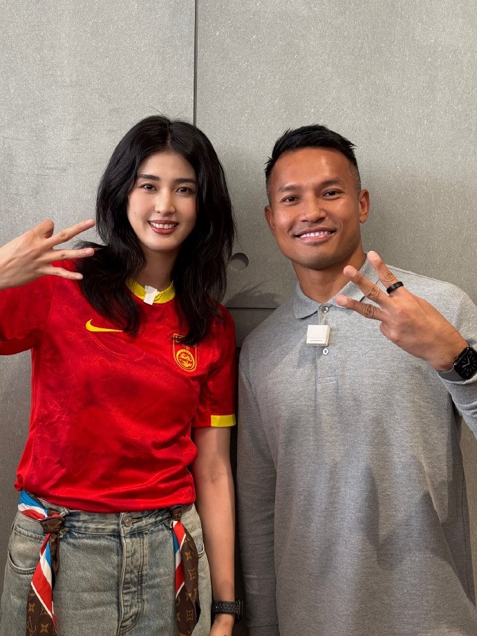 赵丽娜合影新加坡门将桑尼:为国足接好运
