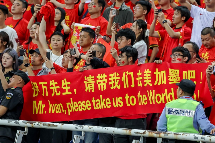  足球报：国足主场战澳大利亚预计到场采访记者不低于300人